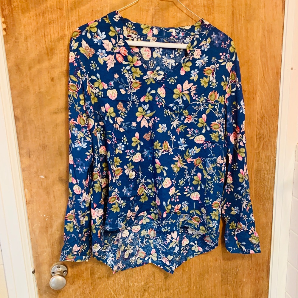 Floral v neck long sleeve shirt size small